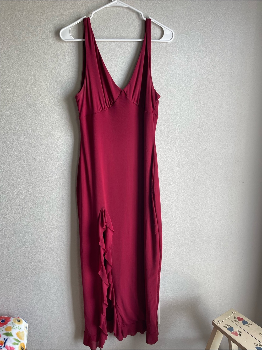 Elegant Sleeveless V-Neck Maxi Dress in Deep Berry